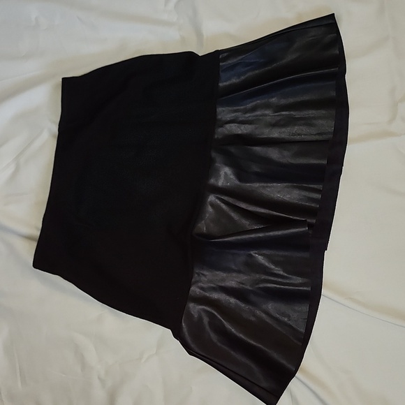 CAbi Dresses & Skirts - Cabi Leather/Fabric Skirt sz S